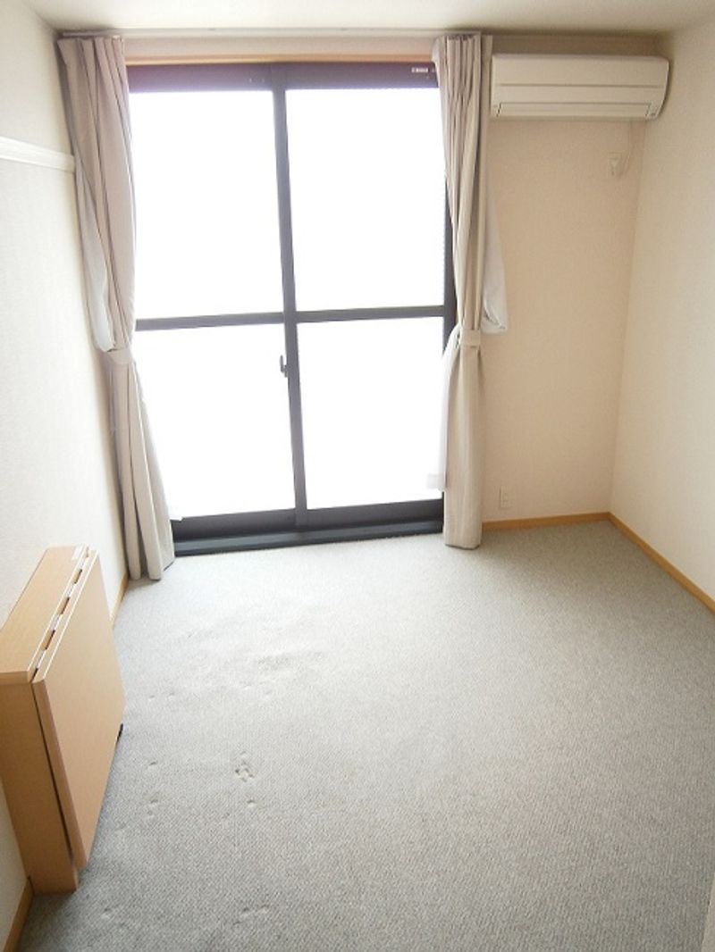 レオパレスルート１楓 居間