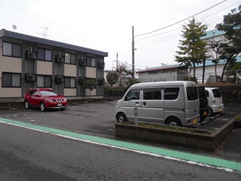 レオパレスエクレール 駐車場