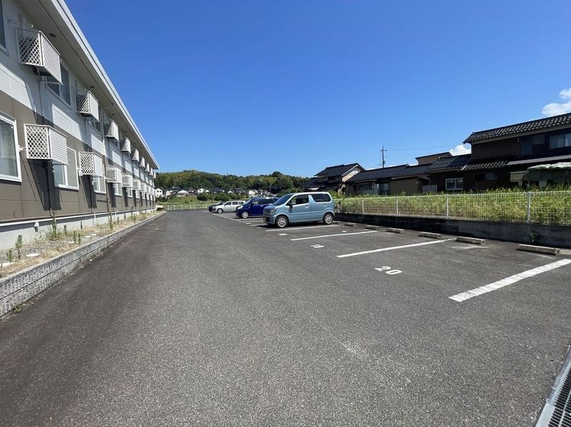 レオパレスレフォルム 駐車場