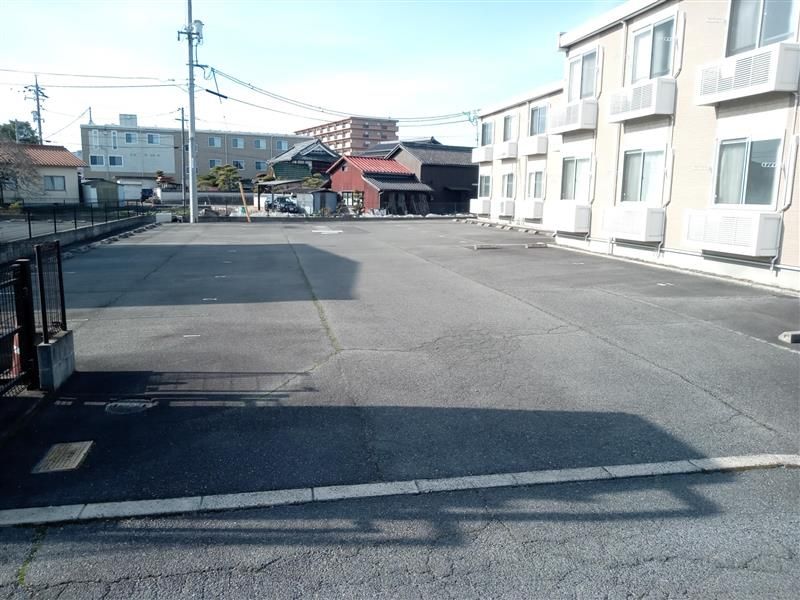 レオパレスアステカ 駐車場