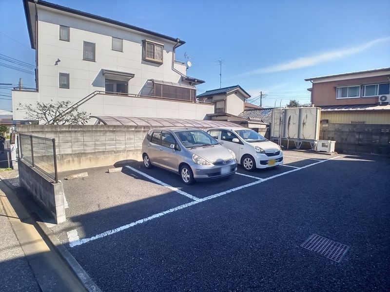 レオパレスリバストン 駐車場