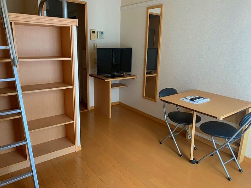 レオパレス谷中 居間