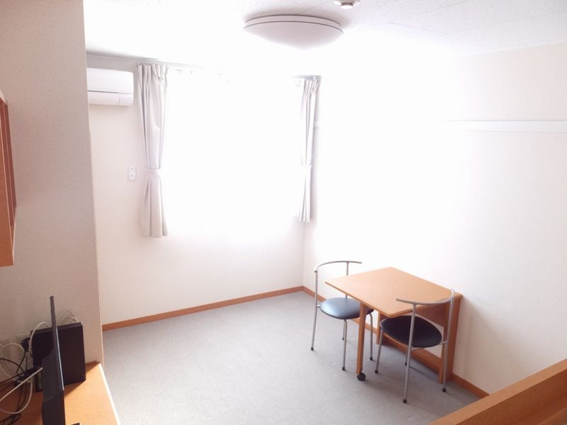 レオパレスマ　メゾン 居間