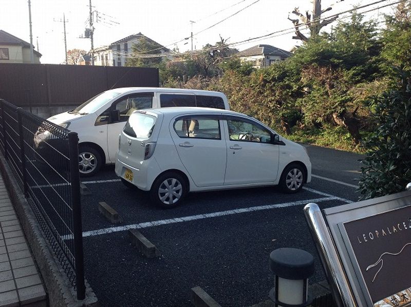 レオパレス並木パーク 駐車場