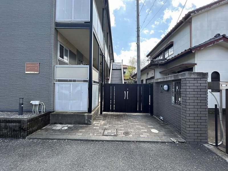 leopalace Kusunoki Entrance