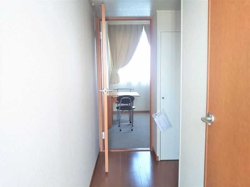 レオパレスホークヒルズⅡ 玄関