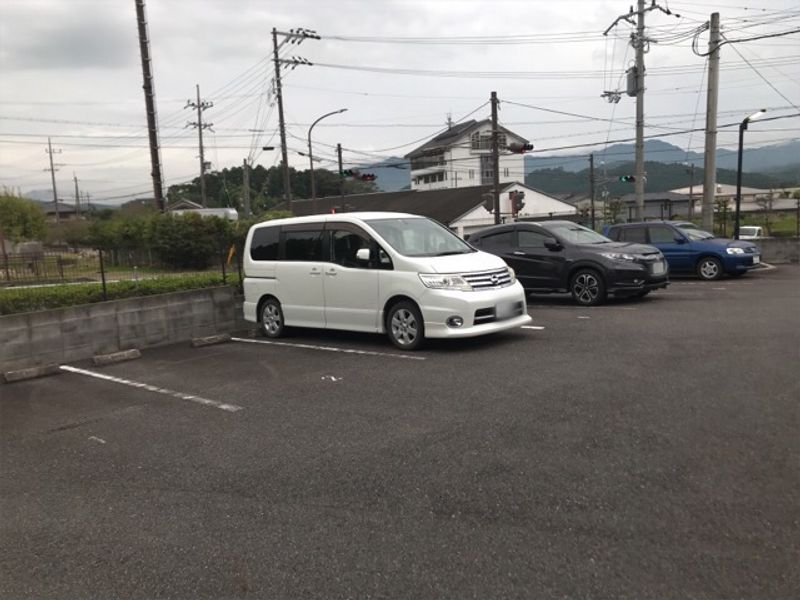 レオパレスあいのつちやま 駐車場
