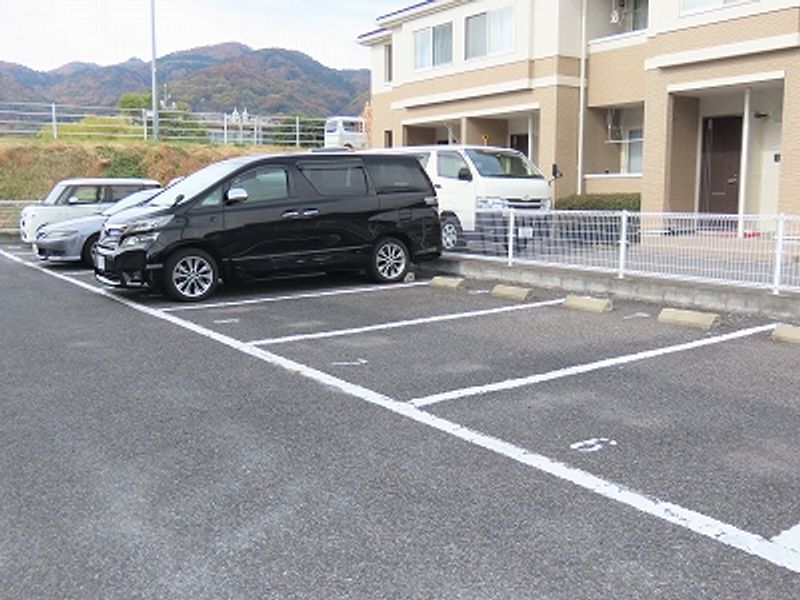 レオパレスグリーンフィールズ 駐車場