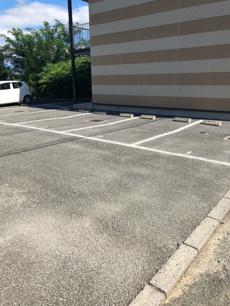 レオパレスラ　スリーズ徳永 駐車場