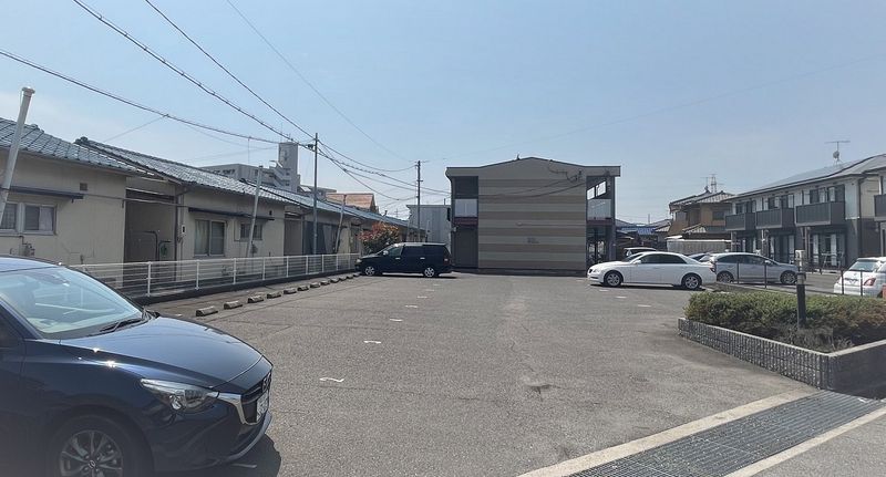 レオパレスサンフルール 駐車場