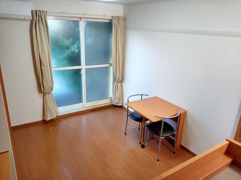 レオパレス眉山南 居間