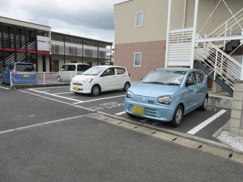 レオネクストフラッツⅡ 駐車場