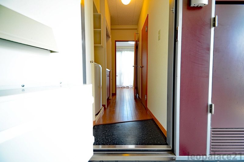 レオパレスエルピース 玄関