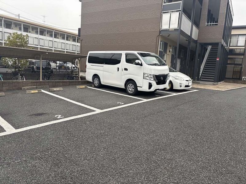 レオパレス千年の時 駐車場