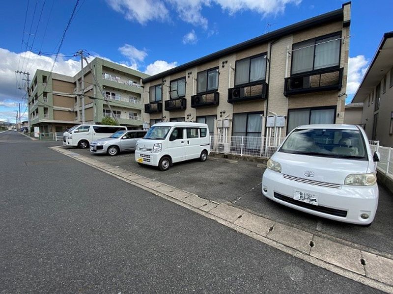 レオパレスタカス 駐車場
