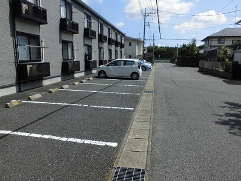 レオパレスポポラーレ 駐車場