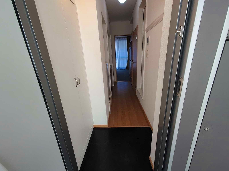 レオパレスマルコフォー 玄関