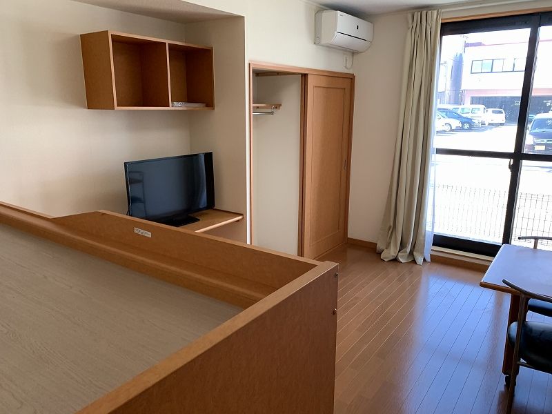 レオパレス若草 居間