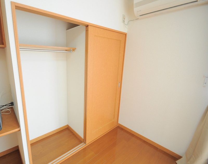 レオパレスラ　フォーレ　二番館 収納