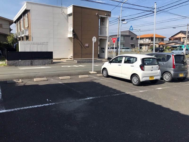 レオパレスまき 駐車場