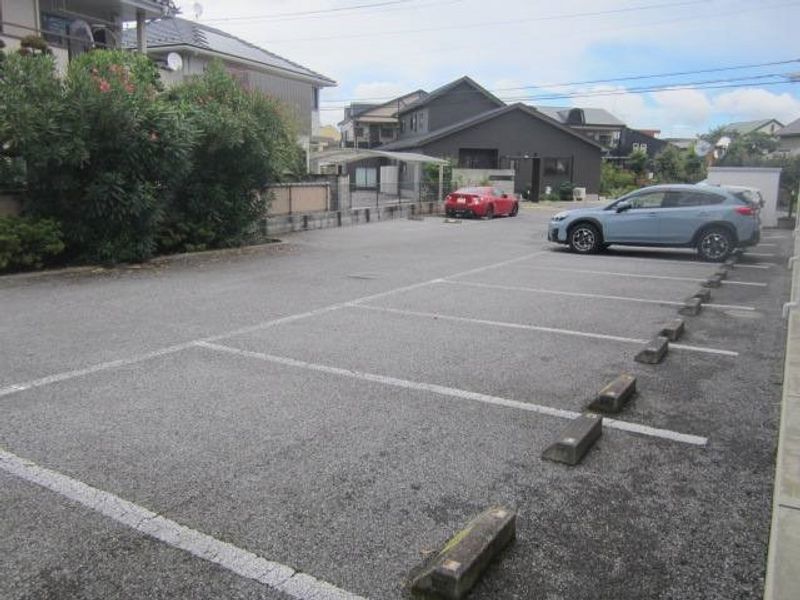 レオパレスエスポワール日の出 駐車場