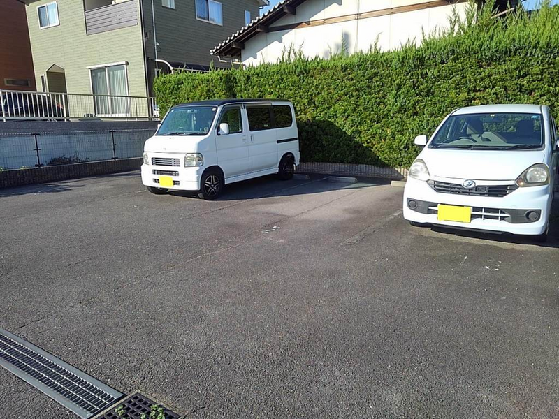 レオパレスルーチェ勝賀 駐車場