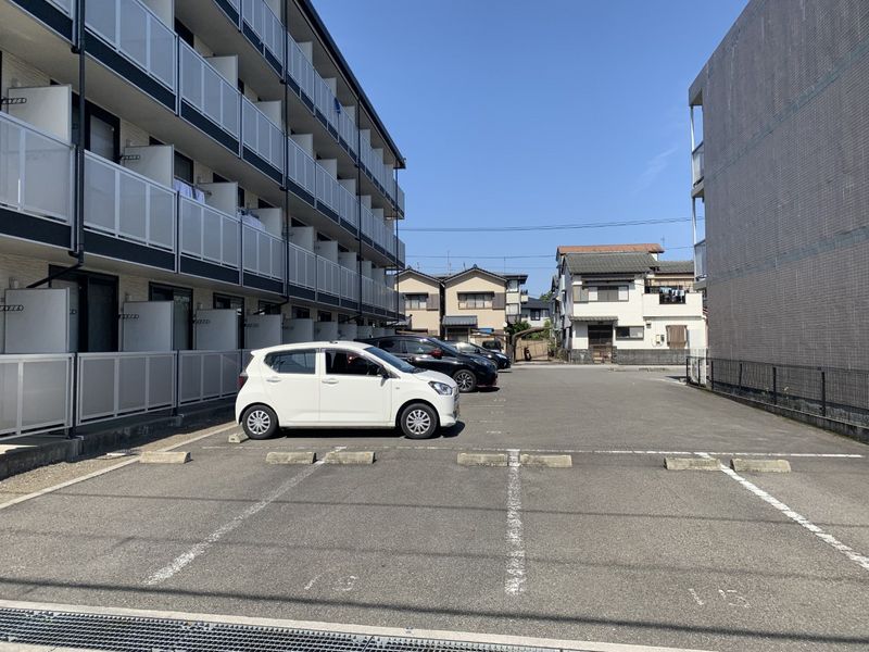 レオパレスヴィラ高須 駐車場