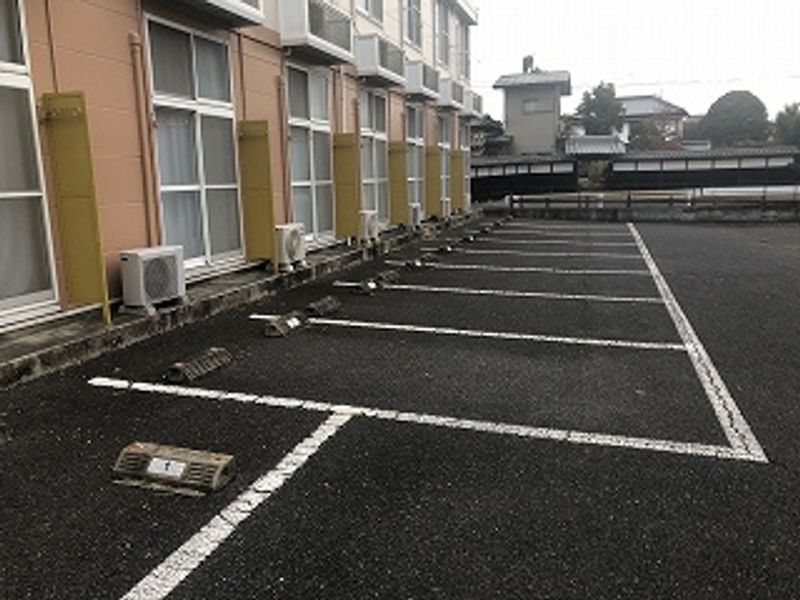 レオパレス古城 駐車場