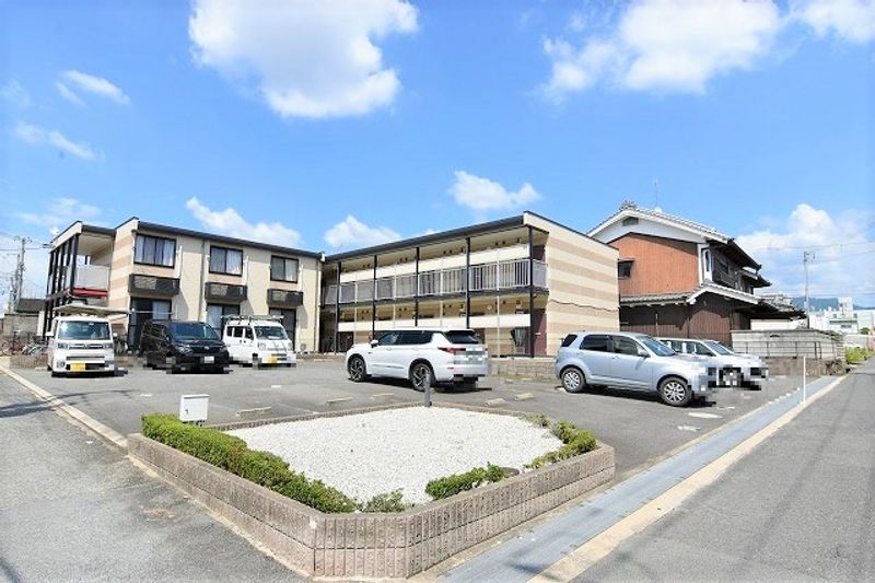 レオパレスくれーる大安寺 駐車場