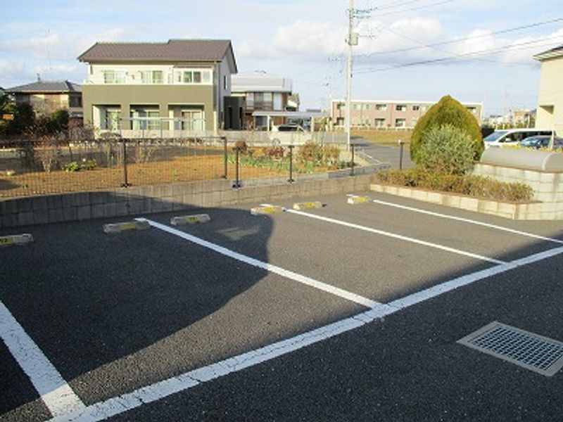 レオネクストルーチェⅡ 駐車場