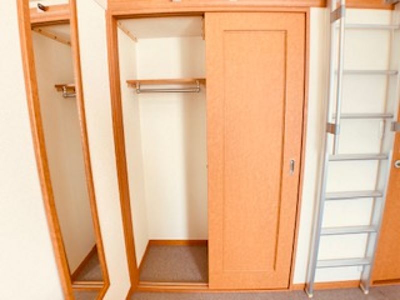 レオパレスフルール 収納