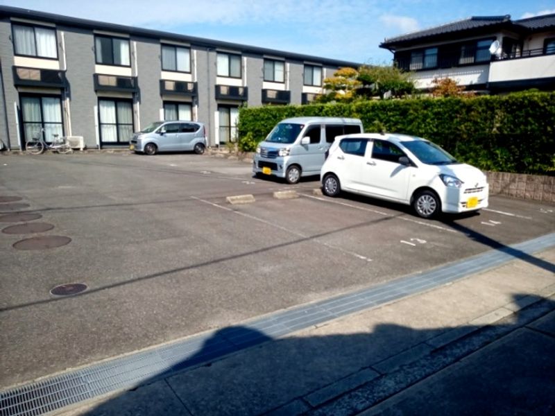 レオパレスＵＴＳＵＭＩ 駐車場