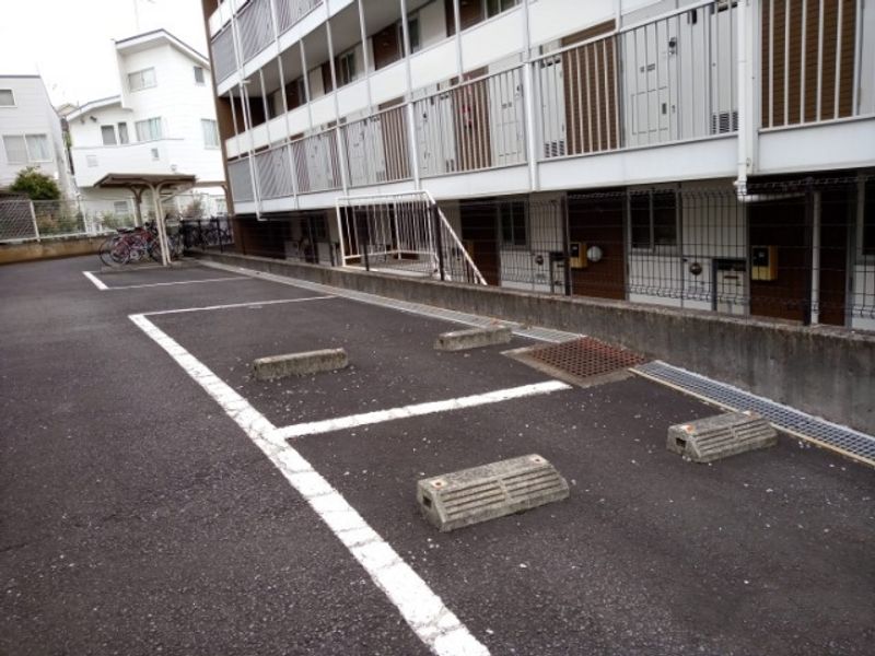 レオパレスプリムローズ 駐車場