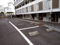 レオパレスプリムローズ 駐車場