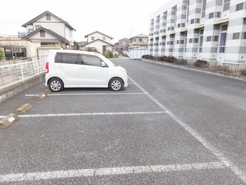 レオパレスファイン 駐車場