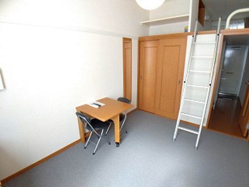 レオパレスフォレストビラ 居間
