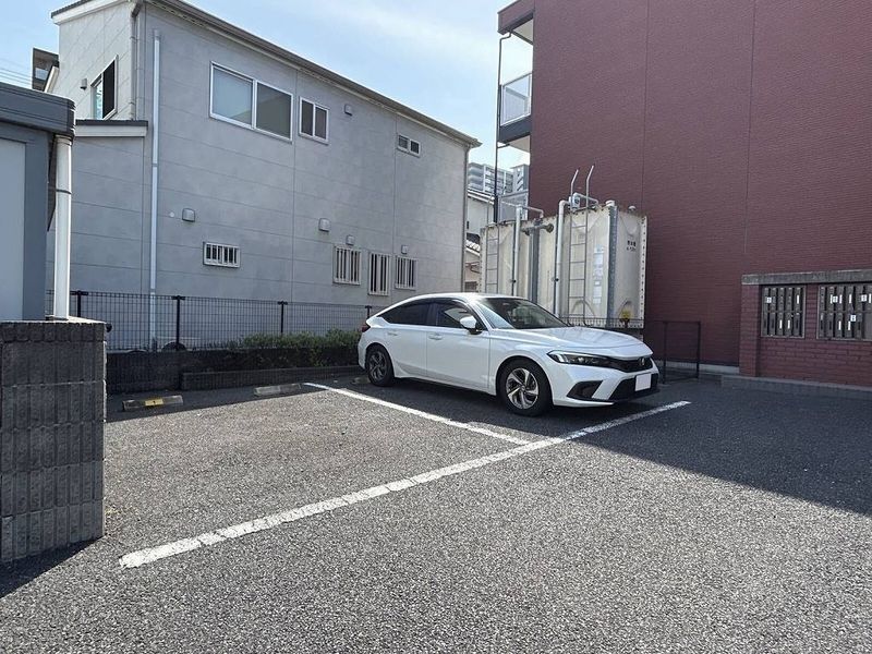 レオパレスパタータⅢ 駐車場