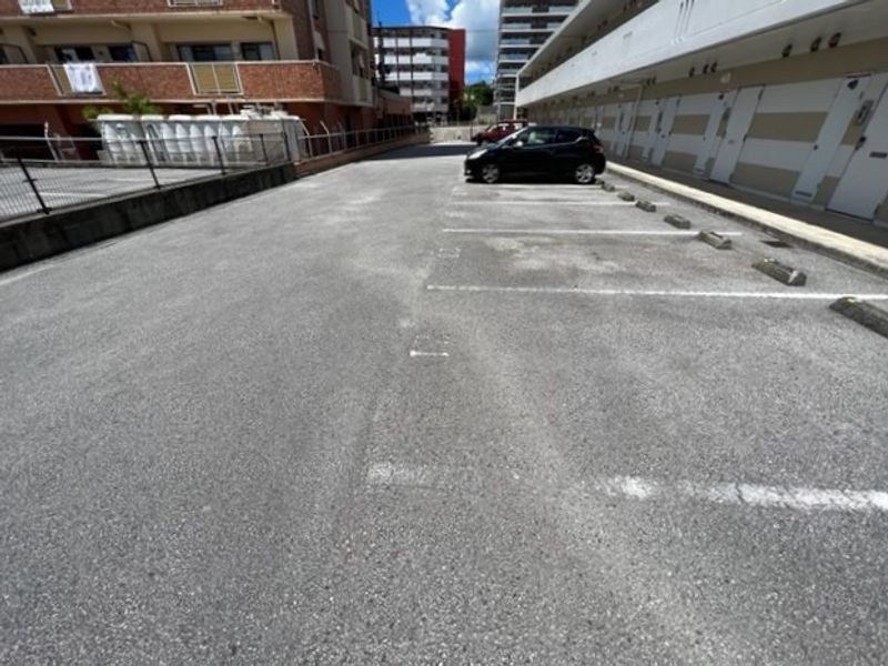 レオパレス白銀 駐車場