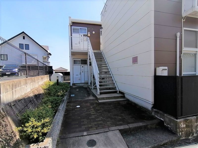 レオパレス久松台 エントランス