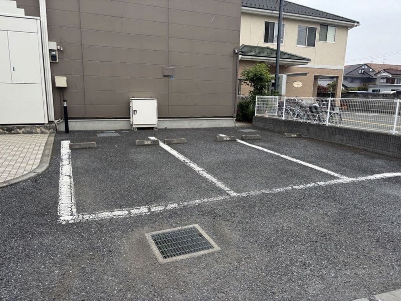 レオパレスウェルカムハート 駐車場
