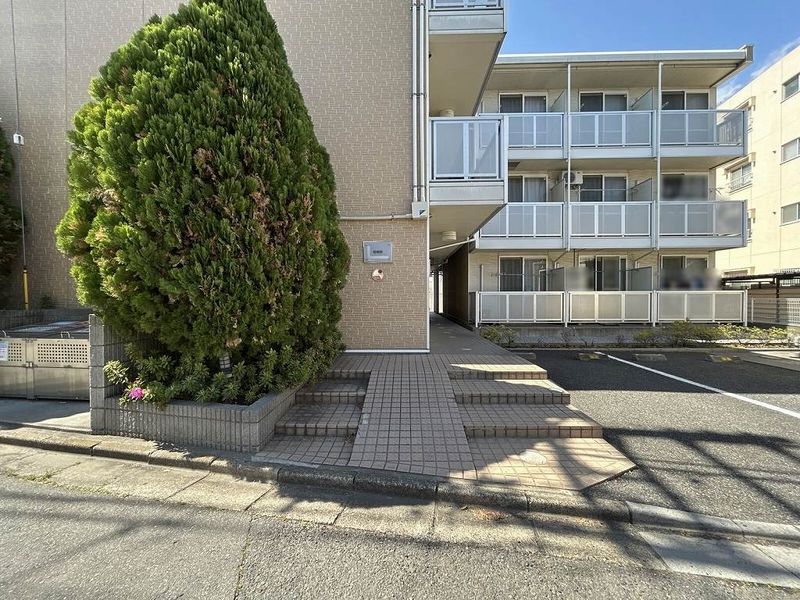 レオパレス嵯峨野 エントランス