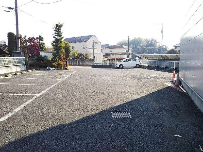 レオパレスシモツマ 駐車場