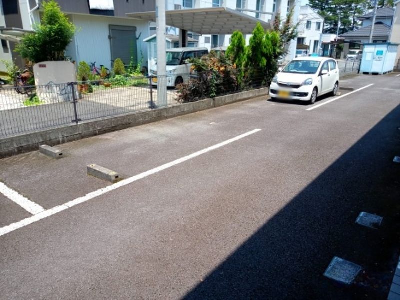 レオパレスエル 駐車場