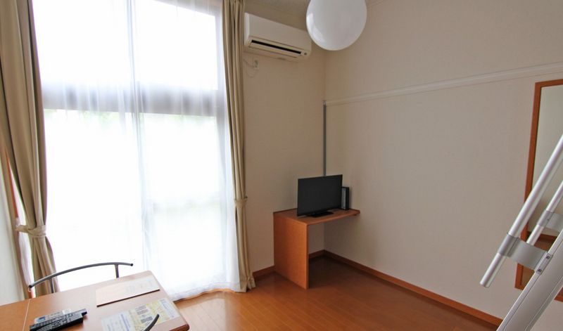 レオパレスしまね 居間