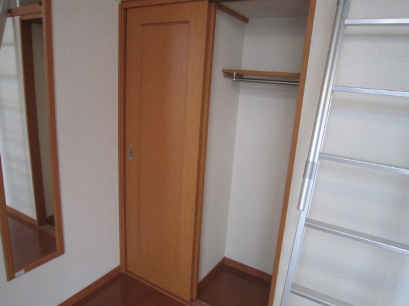 レオパレスサンクラ 収納