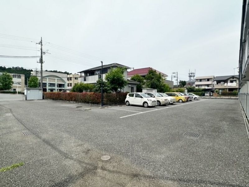 レオパレスグランド　オープリー 駐車場