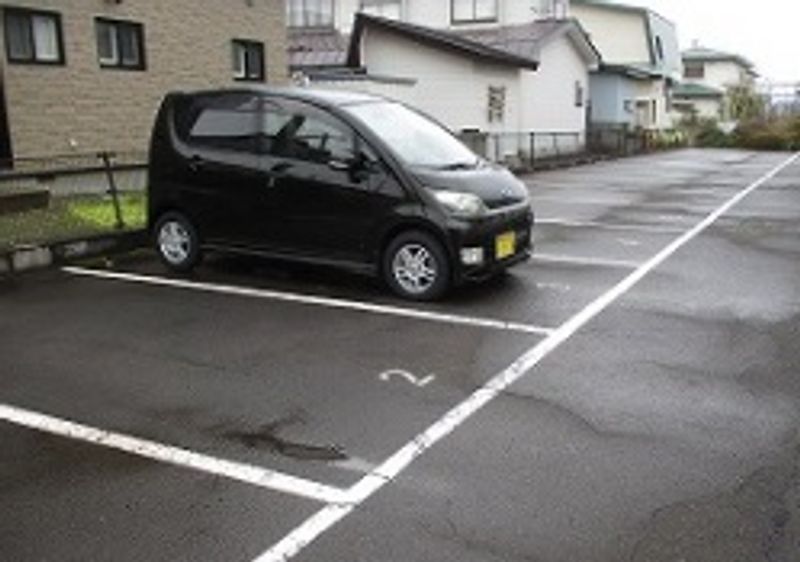 レオパレスラ・プランタン 駐車場