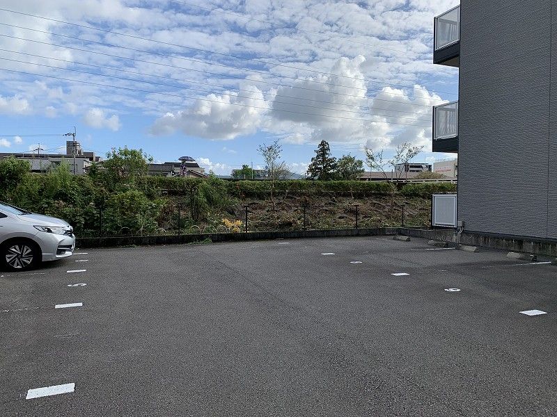 レオパレスグローリー 駐車場