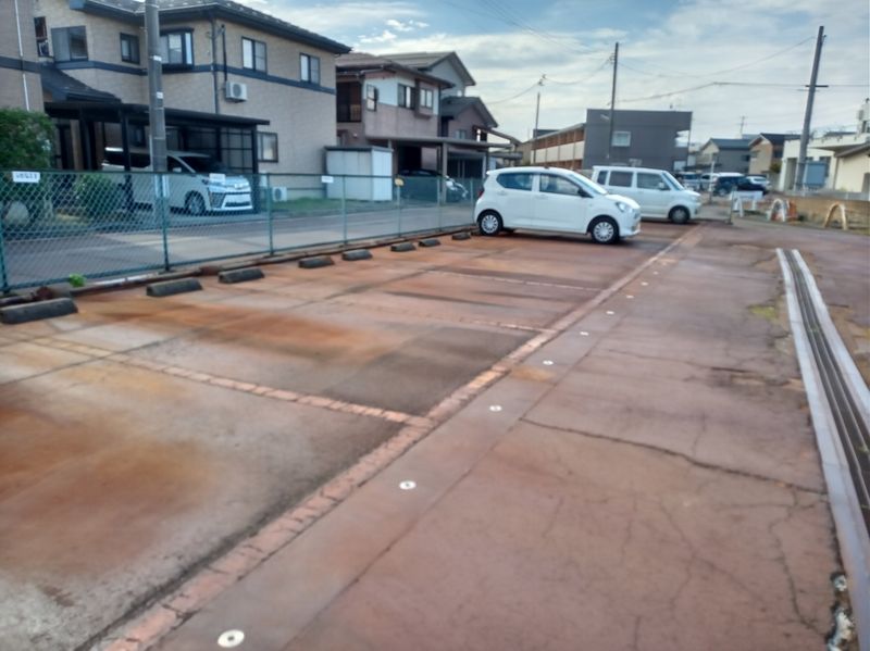 レオパレスアクアフラッツ 駐車場
