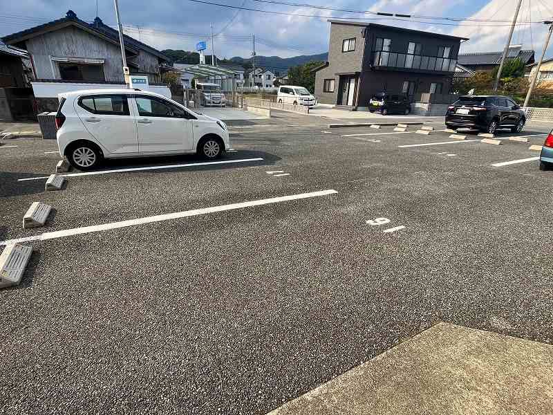 レオパレスＨＩＲＯ清末 駐車場